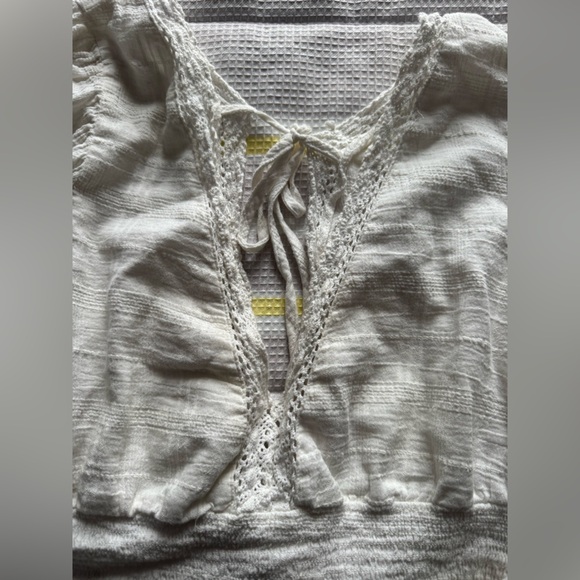 AE Studio Open Back Lace Trim Blouse - Picture 4 of 9